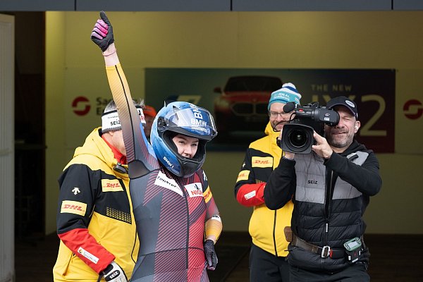 Laura Nolte jubelt. In Lillehammer gewann sie nach dem EM-Titel im Monobob auch den Zweierbob. - © Sebastian Kahnert/dpa