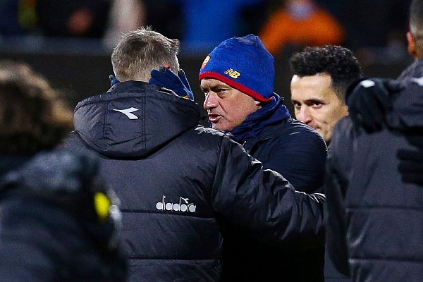 Kalt erwischt: José Mourinho und die AS Rom verloren in Bodö im Oktober 2021 mit 1:6. - © Mats Torbergsen/NTB/AP/dpa