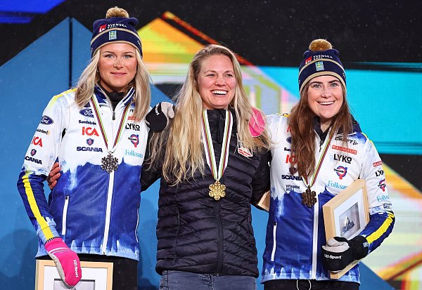 Jessie Diggins (M) wurde Olympiasiegerin, Weltmeisterin und Weltcupgesamtsiegerin. (Archivfoto) - © Daniel Karmann/dpa