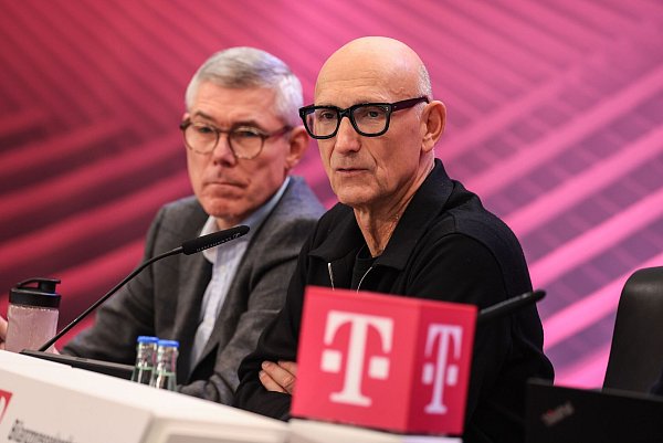Telekom-Finanzvorstand Christian Illek (links) sitzt neben dem Vorstandsvorsitzenden Tim Höttges und spricht zu Journalisten. - © Oliver Berg/dpa