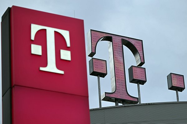 Das Logo der Telekom steht auf dem Dach der Unternehmenszentrale. - © Federico Gambarini/dpa
