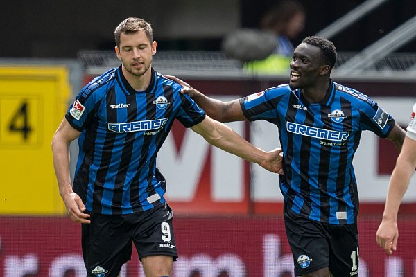 Paderborns Marvin Pieringer (l) jubelt nach seinem Tor zum 2:2 mit Sirlord Conteh. - © David Inderlied/dpa