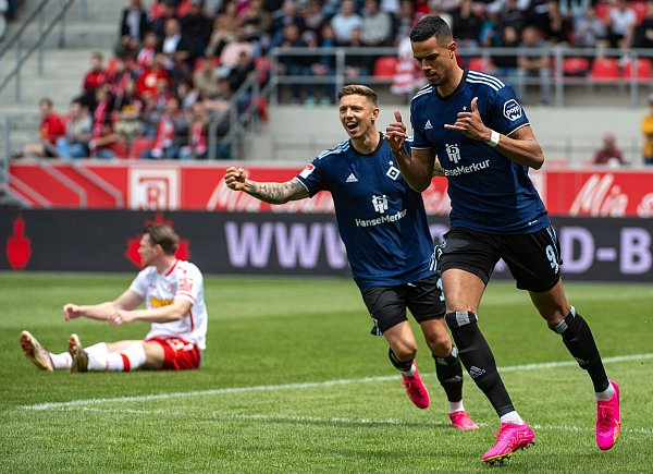 Mit seinem frühen Treffer zum 1:0 sorgte Robert Glatzel für einen Traumstart des HSV. - © Stefan Puchner/dpa