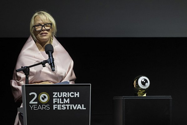In Zürich geehrt für ihre vielseitige Karriere und den Film «The Last Showgirl»: Pamela Anderson. - © Ennio Leanza/KEYSTONE/dpa
