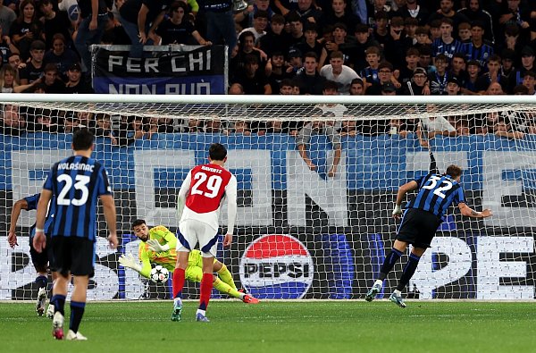 Arsenal-Torhüter David Raya überragte in Bergamo. - © Fabrizio Carabelli/PA Wire/dpa