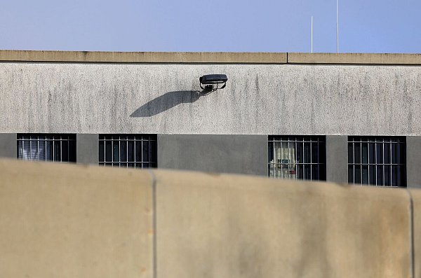 Vergitterte Fenster in einem Trakt der Justizvollzugsanstalt Augsburg-Gablingen. Der JVA wird die Misshandlung von Häftlingen vorgeworfen. - © Karl-Josef Hildenbrand/dpa
