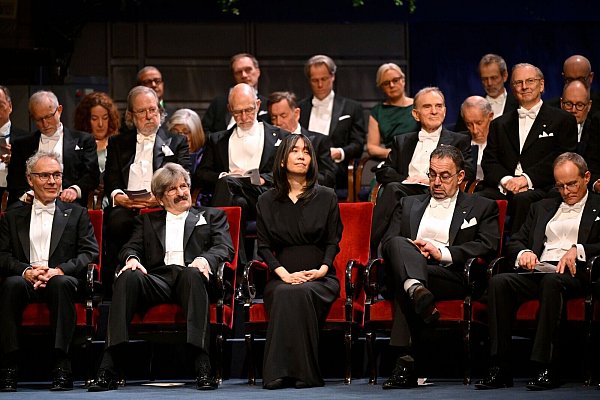 Die Südkoreanerin Han Kang (Mitte) ist die diesjährige Literaturnobelpreisträgerin. - © Henrik Montgomery/TT News Agency/AP