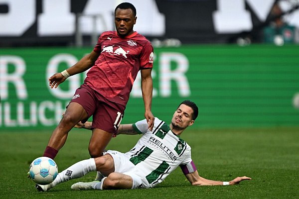 Das Spiel Gladbach gegen Leipzig war hart umkämpft. - © Federico Gambarini/dpa