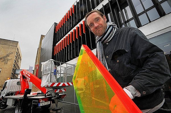 Hubertus Thoenes, Mitarbeiter der Kölner Künstlerin Regine Schumann, bei der Montage der leuchtend-farbigen Kästen aus Acrylglas. - © FOTO: RAIMUND VORNBÄUMEN