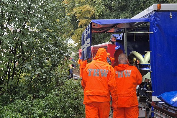 Für Einsatzkräfte bringen die starken Unwetter viel Arbeit mit sich. - © Sascha Thelen/dpa