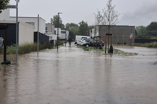 Teils stehen ganze Straßen unter Wasser. - © Sascha Thelen/dpa