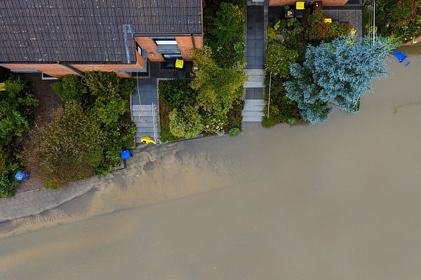 Am Niederrhein verwandelten sich Straßen in Wasserlandschaften. - © Christoph Reichwein/dpa