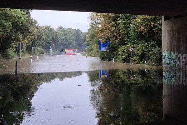 Die Unwetter bringen teils extremen Regen mit. - © Sascha Thelen/dpa