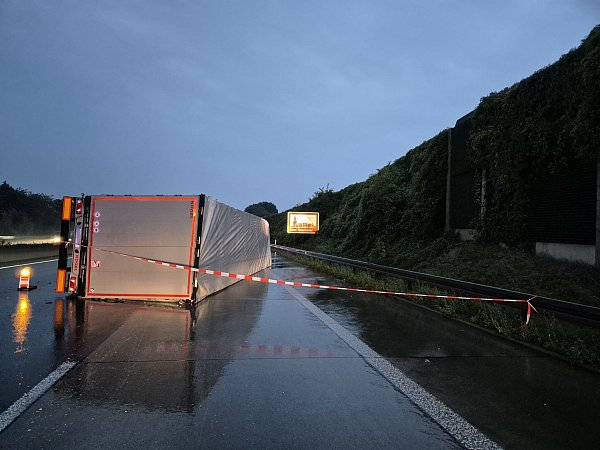 Bei dem Unfall wird Aquaplaning als Ursache angenommen. - © Sascha Thelen/dpa