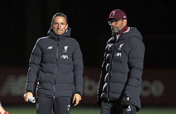 Klopp und Lijnders arbeiteten in Liverpool sehr erfolgreich zusammen. - © Richard Sellers/PA Wire/dpa