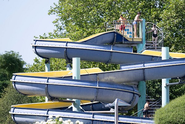 Mehrere Mädchen sollen in dem Freibad im hessischen Gelnhausen sexuell belästigt worden sein. - © Boris Roessler/dpa