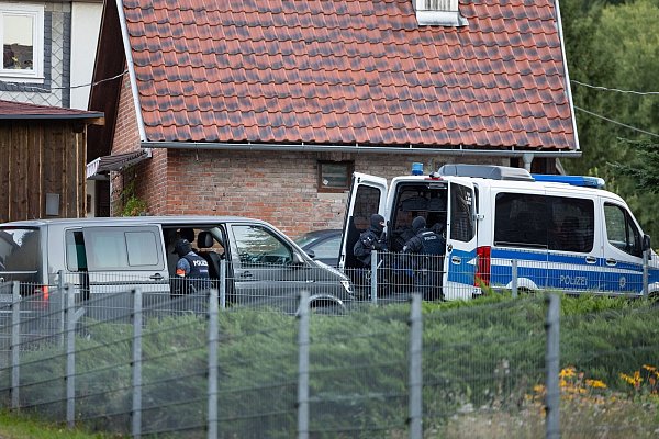 Die Polizei war an mehreren Orten im Einsatz. - © Steffen Ittig/NEWS5/dpa