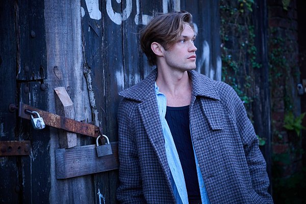 Damian Hardung mag die glamouröse Filmwelt und die nüchterne Wissenschaft. - © Annette Riedl/dpa