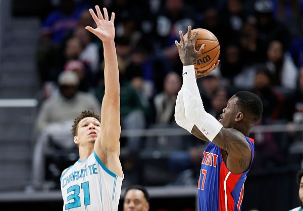 Dennis Schröder traf beim Debüt nur einen seiner vier Versuche aus dem Spiel heraus. - © Duane Burleson/AP/dpa