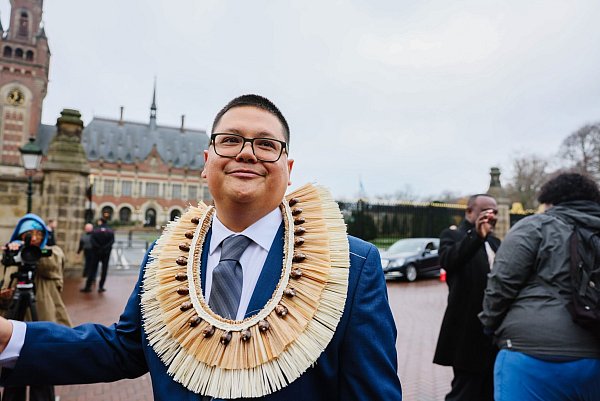 Julian Aguon, hier vor dem Sitz des Internationalen Gerichtshof in Den Haag. - © Camarin D. Egurrola/Right Livelihood/dpa