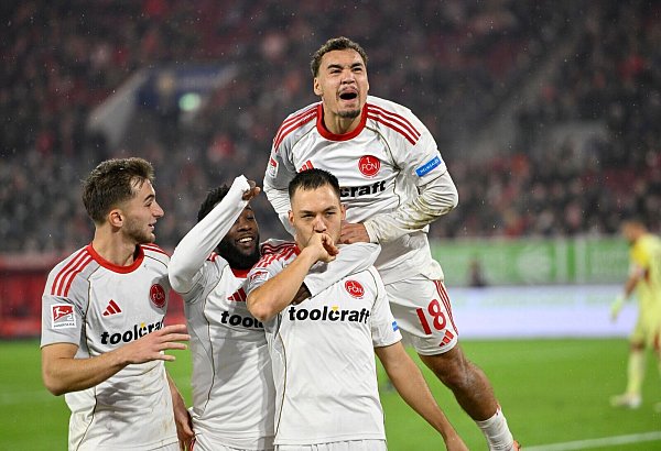 Die Nürnberger Spieler jubeln über den ersten Auswärtssieg. - © Anke Waelischmiller/dpa