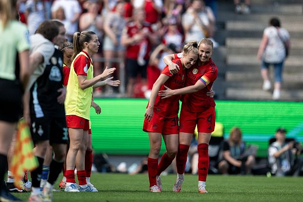 Carolin Simon (li.): Tor zum 2:0 in Köln - © Fabian Strauch/dpa