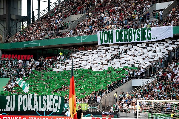 Nach dem Halbfinal-Sieg gegen den HSV hofften die Werder-Fans auch auf einen Final-Triumph gegen den FC Bayern. - © Fabian Strauch/dpa