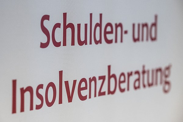 Die Zahl der überschuldeten Menschen ist immer noch hoch. - © Swen Pförtner/dpa