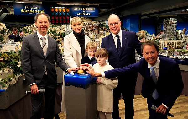 Der Fürst von Monaco (2. von rechts) war mit seiner Familie auch schon in Deutschlands wohl meistbesuchtem Museum in Hamburg. (Archivbild) - © Georg Wendt/dpa