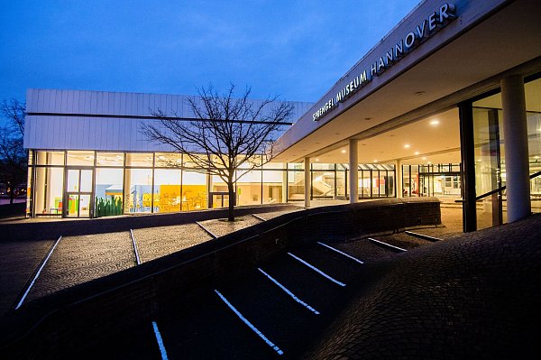 Für eine Ausstellung mit Werken von Künstlern wie Yayoi Kusama und Takashi Murakami hat das Sprengel Museum Hannover derzeit seine Öffnungszeiten ausgeweitet. (Archivbild) - © Julian Stratenschulte/dpa