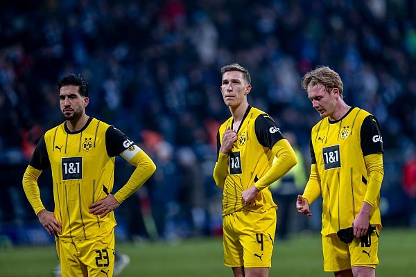 Frust und Ratlosigkeit: Dortmunds Emre Can (l-r), Nico Schlotterbeck und Julian Brandt - © David Inderlied/dpa