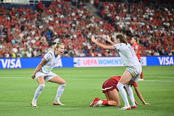 Ada Hegerberg feiert ihr Tor zum 1:1. - © Sebastian Christoph Gollnow/dpa