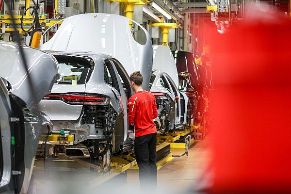 Künftig setzt Porsche wieder weniger auf E-Modell wie den Macan - sondern auf Verbrenner. (Archivbild) - © Jan Woitas/dpa