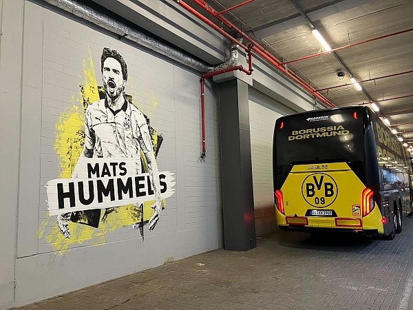 Im Sportweg in den Katakomben des Stadions hat Borussia Dortmund Mats Hummels ein Graffiti-Porträt gewidmet. - © Jana Glose/dpa