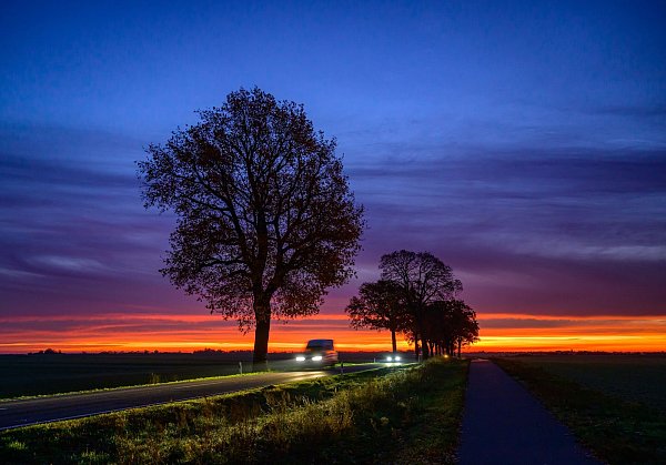 Auf dem Land sind viele auf das Auto angewiesen. (Illustration) - © Patrick Pleul/dpa