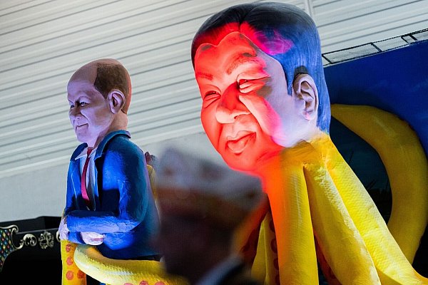 Bundeskanzler Olaf Scholz in den Fängen von Chinas Staatschef Xi Jinping. - © Rolf Vennenbernd/dpa