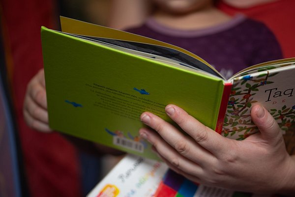 ILLUSTRATION. Eine Mutter liest ihrer kleinen Tochter im Kinderzimmer aus einem Buch vor. - © Fernando Gutierrez-Juarez/dpa