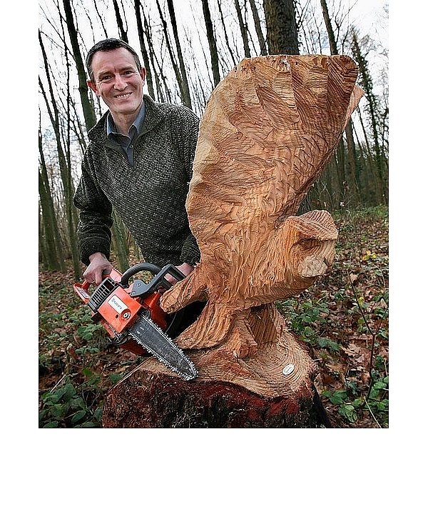 Förster Carsten Bölts hat die Eule aus einem Baumstumpf im Stuckenberg mit einer Kettensäge gesägt, die ein spitz zulaufendes Spezial-Schwert hat. - © FOTO: KIEL-STEINKAMP