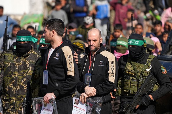 Israelische Geiseln vor der Übergabe an das Rote Kreuz. - © Abdel Kareem Hana/AP/dpa