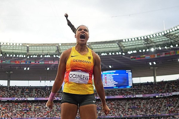 Der letzte Stoß war der große Erfolg: Yemisi Ogunleye jubelt über Gold. - © Michael Kappeler/dpa