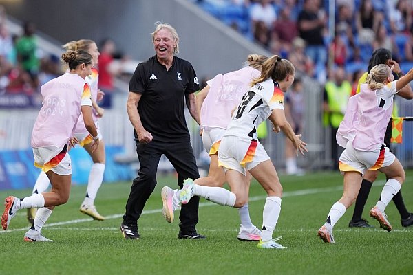 Völlig losgelöst: Horst Hrubesch und seine Spielerinnen - © Marcus Brandt/dpa