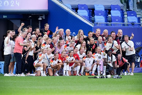 Medaillenziel erreicht: das strahlende Frauen-Nationalteam - © Marcus Brandt/dpa