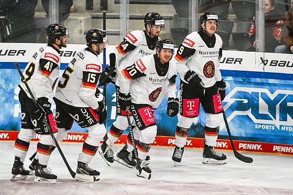 Die Eishockey-Nationalmannschaft gewinnt zum Abschluss des Deutschland Cups gegen Österreich. - © Armin Weigel/dpa