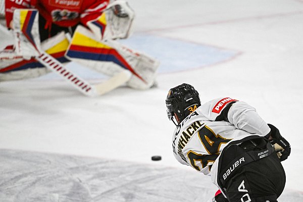 Tom Kühnhackl trifft mit einem fulminanten Schuss zum zwischenzeitlichen 3:0. - © Armin Weigel/dpa
