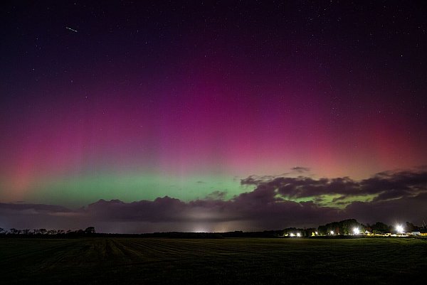 Über dem Norden Schleswig-Holsteins erstrahlten ebenfalls bunte Polarlichter. Die derzeitige Sonnenaktivität sorgt dafür, dass das Naturphänomen auch über Deutschland häufiger zu sehen ist. - © Benjamin Nolte/dpa