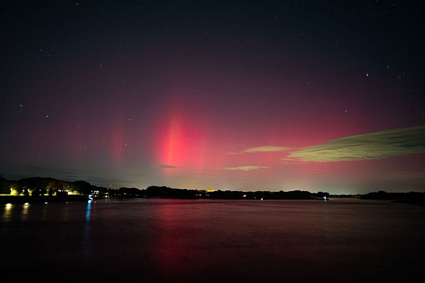 Die bunten Lichter waren in der Nacht zu Freitag selbst in Südfrankreich in La Grande-Motte am Mittelmeer zu sehen. - © Markus Hibbeler/dpa