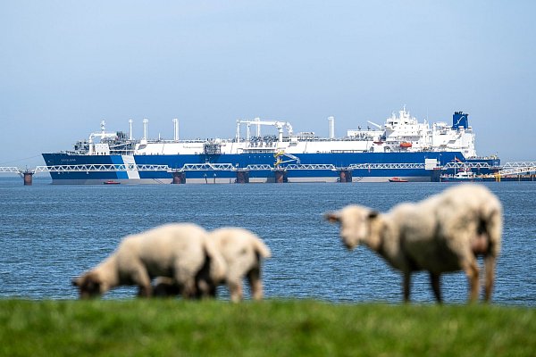 Das Spezialschiff «Excelsior» hat als schwimmendes LNG-Terminal Ende August den kommerziellen Betrieb aufgenommen. (Archivbild) - © Sina Schuldt/dpa