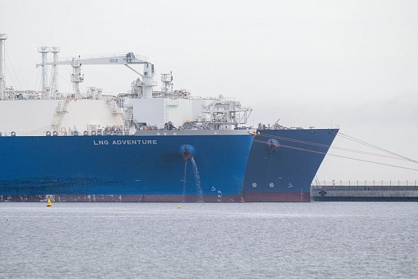 Mit der «LNG Adventure» ist vor rund einer Woche wieder ein LNG-Tanker beim Terminal an Rügens Küste angekommen. - © Stefan Sauer/dpa