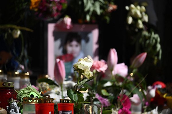 Mit Kerzen und Blumen haben Menschen im Juni in Döbeln der neunjährigen Valeriia gedacht. Sie war zuvor in einem Wald ermordet worden. (Archivbild) - © Robert Michael/dpa