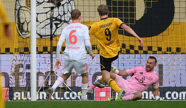 Vincent Vermeij (Dynamo Dresden, M) erzielt gegen Torwart Florian Kastenmeier (Fortuna Düsseldorf) und Tim Breithaupt (Fortuna Düsseldorf) das Tor zum 2:0. - © Robert Michael/dpa